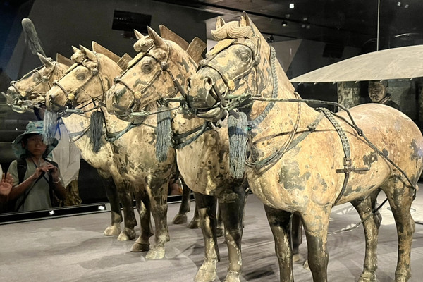 🐎 Bronze Chariots at Lishan — Qin Dynasty Craftsmanship at Its