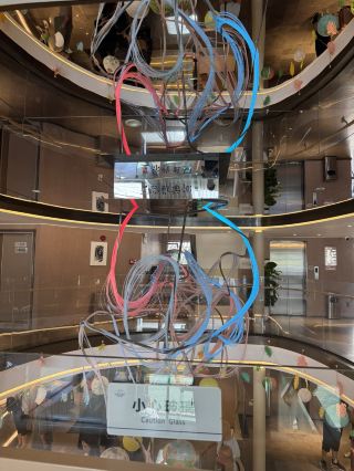 重慶同重慶長江三峽一向係我心水地點，呢次選擇搭星際雅典娜號遊輪出發，真係超級期待！游輪新淨又精緻，雙標陽台房間夠闊落，落地窗望出去一片江景，舒服到唔想落床～整個行程最吸引嘅亮點，絕對係可以一次過飽覽長江三峽壯麗景色，悠閒坐係甲板影相、飲咖啡，唔使趕時間慢慢欣賞，一種全新既重慶打卡玩法！

🌊 三峽遊輪盤點推薦  
【星際雅典娜號】  
🛳️ 房型推介：雙標陽台房，空間比一般船房寬敞，仲有獨立陽台，晚上開門吹江風夠寫意。  
🍴 餐廳食物就一般，但勝在品種多，早餐同晚餐都有中西選擇，坐得耐唔會太悶。  
🚢 公共設施：健身房、酒吧、棋藝室都好齊全，唔怕晚上得閒想搵地方消磨時間。  
📸 江景視野：由朝天門碼頭出發，沿途打卡三峽大壩、瞿塘峽、巫峽、神女溪，無論日出定日落，江兩岸風光都好震撼！

【重慶長江三峽景區】  
📍 地址：重慶市渝中區長濱路17號朝天門碼頭  
🕙 開放時間：全年 10:00-20:30  
🎫 門票：699元  
景區本身坐落重慶市中心，交通非常方便，無論市區酒店定機場過去都唔算遠。朝天門碼頭附近仲有唔少地道小食店，出發前可以先食碗重慶小麵墊肚！

💡 旅遊貼士  
1. 建議預留多啲時間提前去碼頭，尤其節假日人流多，最好30分鐘前到。  
2. 行李唔需要帶太多，船上大部分必需品齊，仲可代寄快遞返家唔使煩。  
3. 記得帶件薄外套，夜晚江上風會有啲涼！  
4. 房間設施新靚，床褥舒服，落地窗記得拉好窗簾，早上陽光好猛～

🍲 美食推薦  
1. 朝天門附近：小天鵝火鍋（渝中區朝千路），麻香夠勁，正宗重慶味！  
2. 吃小吃推介朝天門蘇媽媽酸辣粉，味道真心地道。  
3. 游輪餐廳飲品選擇多，可以早上坐甲板嘆杯咖啡睇日出。

🚇 交通攻略  
重慶主城地鐵2號線朝天門站出，步行至碼頭只要10分鐘；打車亦都唔貴，市區直達慢慢行去都得。

#重慶三峽 #遊輪之旅 #打卡新玩法 #重慶美食 #旅遊貼士