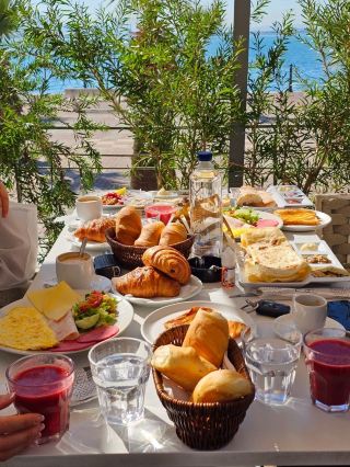 Tunis Lakeview Brunch Cafe