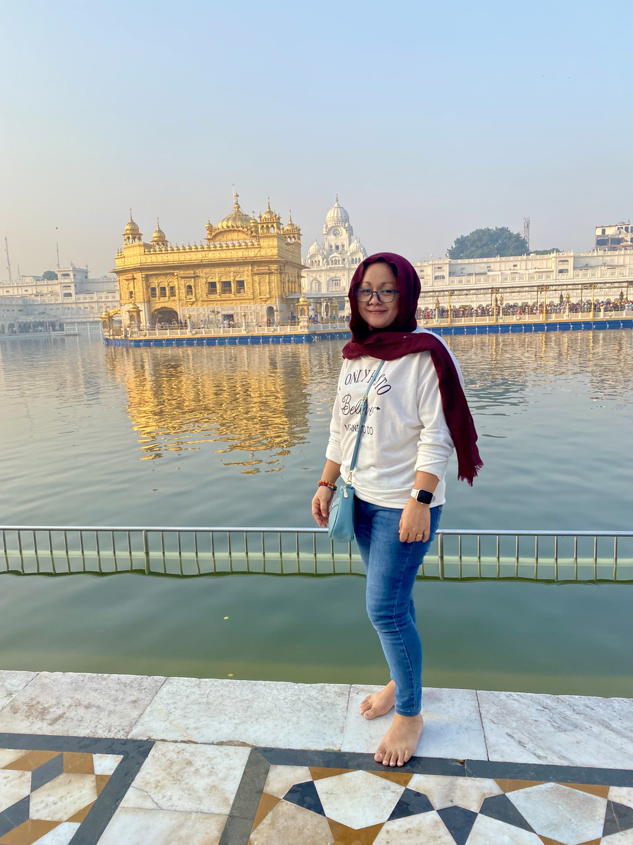📅 Itinerary
Hari ke-1: Tiba di Bandara Amritsar, lalu menuju Kuil Emas untuk berdoa, lalu check in di hotel.
Hari ke-2: Berdoa pagi-pagi sekali di Kuil Emas dan sarapan di Langar.
Hari ke-3: Berkeliling Benteng Jallianwallah di pagi hari dan mempelajari sejarahnya, dilanjutkan ke perbatasan Wagah di sore hari.
🏨 Akomodasi di Gupta Hotel cukup baik.
🍴 Rekomendasi Makanan: Saya makan makanan lokal seperti kulcha dan paratha, rasanya sangat lezat dan mengenyangkan.
📌 Tips #couplestrip