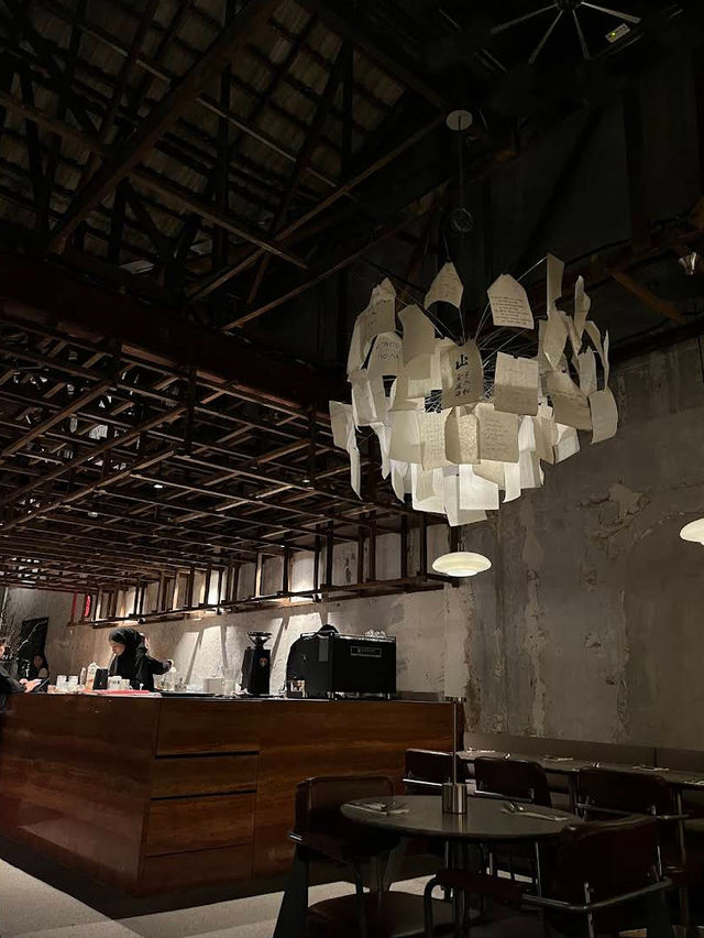 Monograph Dining, Aesthetic Plates in a Minimalist Hideout 