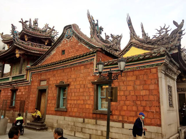 🕯️🐉 Spiritual Calm at Lungshan Temple 🌸🙏