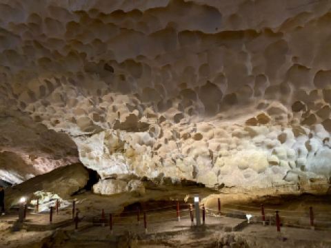 驚訝洞 下龍灣鐘乳石洞