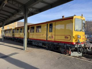 ピレネー山脈を巡る魔法の「黄色い列車」の旅 。