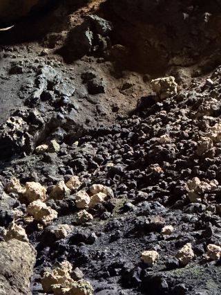 หินสีดำรูปทรงคล้ายเห็ดวิเศษในถ้ำแมมมอธ