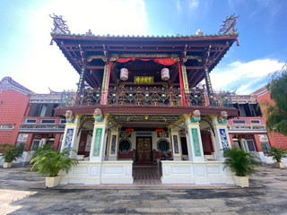 Cheah Kongsi Temple 🏮 A Charming Ancient Chinese Temple in Penang
Cheah Kongsi Temple is a recommended place for visitors to George Town, Penang, especially those who appreciate history, Chinese culture, and old architecture. This is the Cheah family's temple, with a long history, and is one of the most interesting Kongsi (temples) in Penang.
What impressed me most was the atmosphere, which retains its traditional Chinese charm. The buildings, gates, decorative patterns, and details are beautiful and unique, especially the peaceful inner courtyard, a stark contrast to the bustling atmosphere of the George Town streets.
Inside, the architectural details and artifacts reflect the lifestyle of the Chinese community in the past. It's easy to explore and perfect for taking photos. Those who enjoy photographing heritage or ancient architecture will love it.
The location is convenient, not far from many important tourist attractions in the old town of George Town. It can be easily combined with other nearby attractions in your itinerary.
Overall, it's not a huge place, but it has historical value and a unique charm. It's ideal for a quick visit while exploring George Town. But you get to experience the culture, architecture, and stories of the Chinese community in Penang. If you're visiting Penang, I recommend stopping by! 👍
#CheahKongsi #CheahKongsiTemple #Penang #GeorgeTown #PenangHeritage #PenangTravel #MalaysiaTravel #PenangTrip #MalaysiaTrip #GeorgeTownPenang #ChineseCulture
