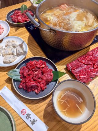Taipei Food Guide | Popular Fresh-Cut Beef Hotpot in Zhongshan District! Satisfy Your Cravings with Premium Beef & Rich Bone Broth.