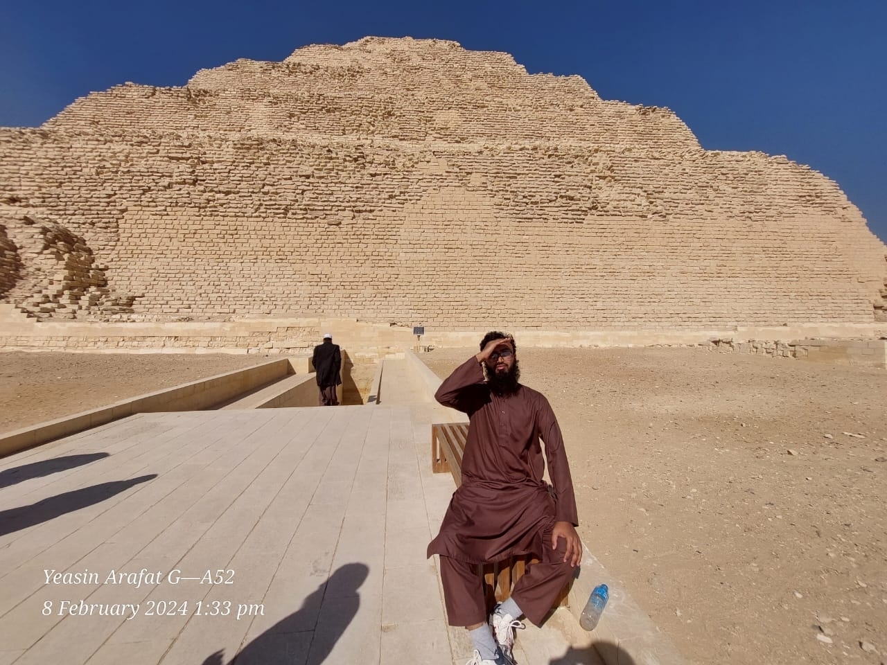 🇪🇬 Саккара, Египет — Путешествие по древней истории 🏺

Посещение Саккары и осмотр ступенчатой ​​пирамиды Джосера стали поистине незабываемым опытом. Стоя перед таким древним памятником, я почувствовал себя причастным к истории, уходящей корнями в тысячи лет. Обширная пустыня, мирная обстановка и величественная пирамида создали уникальную атмосферу, которую трудно описать словами.

Ступенчатая пирамида Джосера — один из важнейших памятников Древнего Египта. Она была построена для царя Джосера во времена Третьей династии и состоит из шести уровней. Она считается самым ранним крупным каменным памятником в Египте и важной вехой в развитии пирамидальной архитектуры. Сама Саккара более 3000 лет была важным некрополем и содержит множество древних гробниц и памятников.

Прогулка по этому историческому месту и созерцание древней архитектуры собственными глазами стали удивительным опытом. Это была не просто поездка к известной туристической достопримечательности; Это было похоже на путешествие в захватывающий мир Древнего Египта. Я определенно рекомендую Саккару всем, кто любит историю, археологию и уникальные путешествия. 🇪🇬❤️