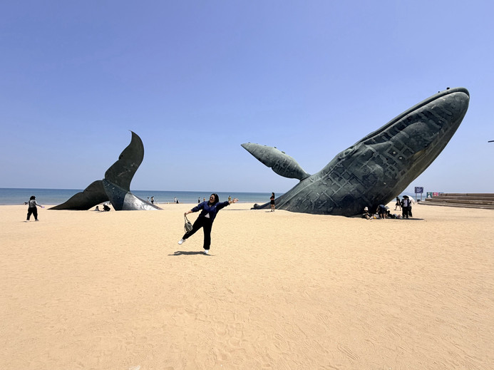 The Lonely Whale 煙台の海辺に横たわる巨大なクジラ。 | Trip.com 煙台