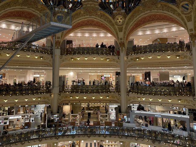 巴黎居然有免費觀景台😱去shopping之餘仲可以去打卡嘅 Galeries Lafayette 🛍️