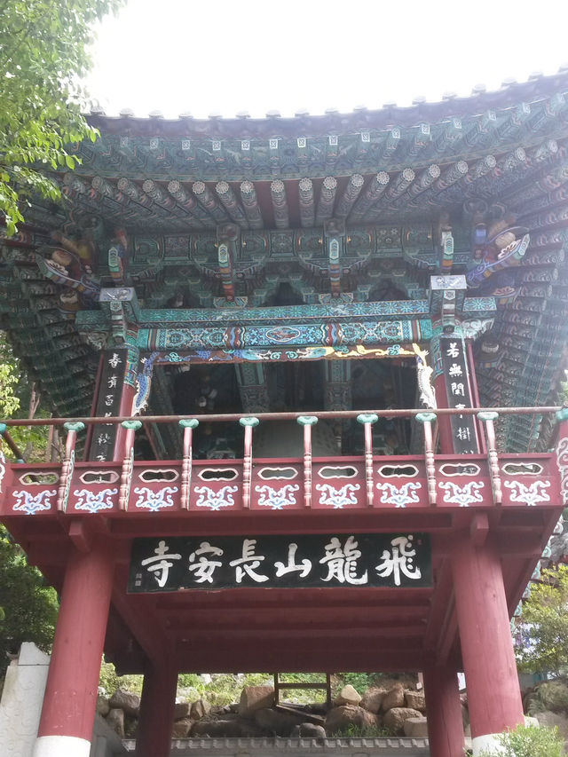 독특한 두꺼비형상을 가진 바위가 있는 장안사