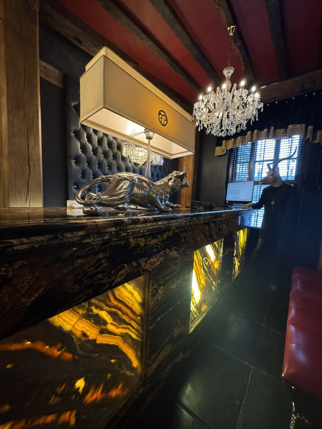 The crazy bear hotel Beaconsfield🐻
