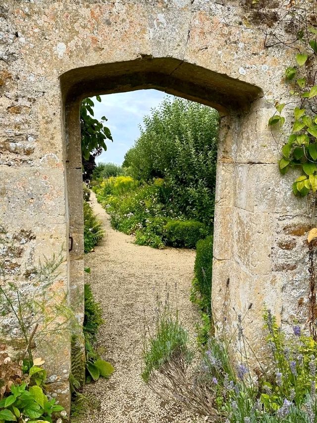 🌿 Rousham Gardens – England’s Timeless Landscape Escape