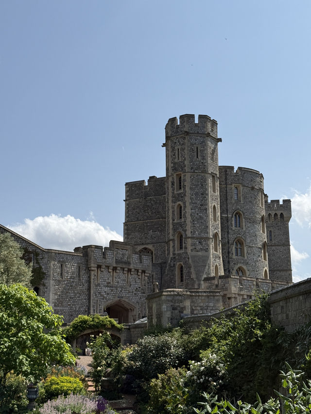 Explore Windsor Castle: A Majestic Royal Residence 👑