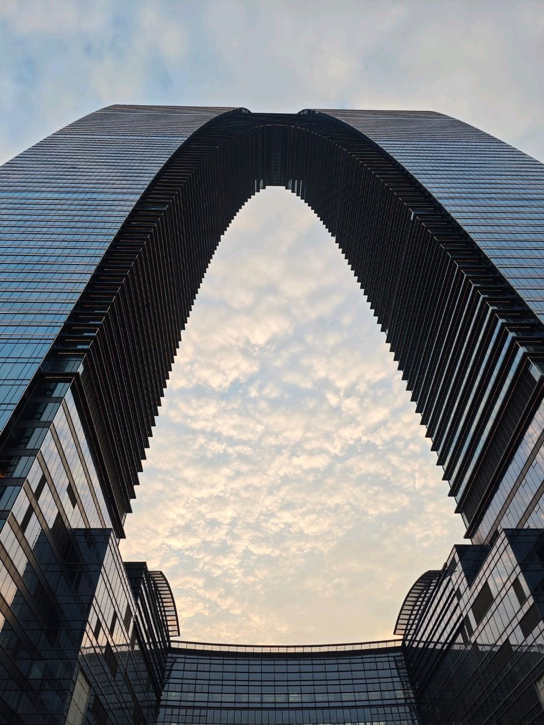 我們計劃早晨去看標誌性的蘇州門，並在Wagas的Bakery & Spice享用早餐，這為旅程增添了完美的補充。

餐廳位於商場內，提供舒適且便利的用餐環境，讓我們補充能量。我們對食物上桌的速度感到驚喜，尤其當時我們迫不及待想要出發探索，完全不用久等！

食物本身美味可口，品質優良且新鮮，為一天帶來美好的開始。

整體來說，是一次極佳的體驗。如果你在「大褲衩」附近尋找美味早餐，我強烈推薦Bakery & Spice。