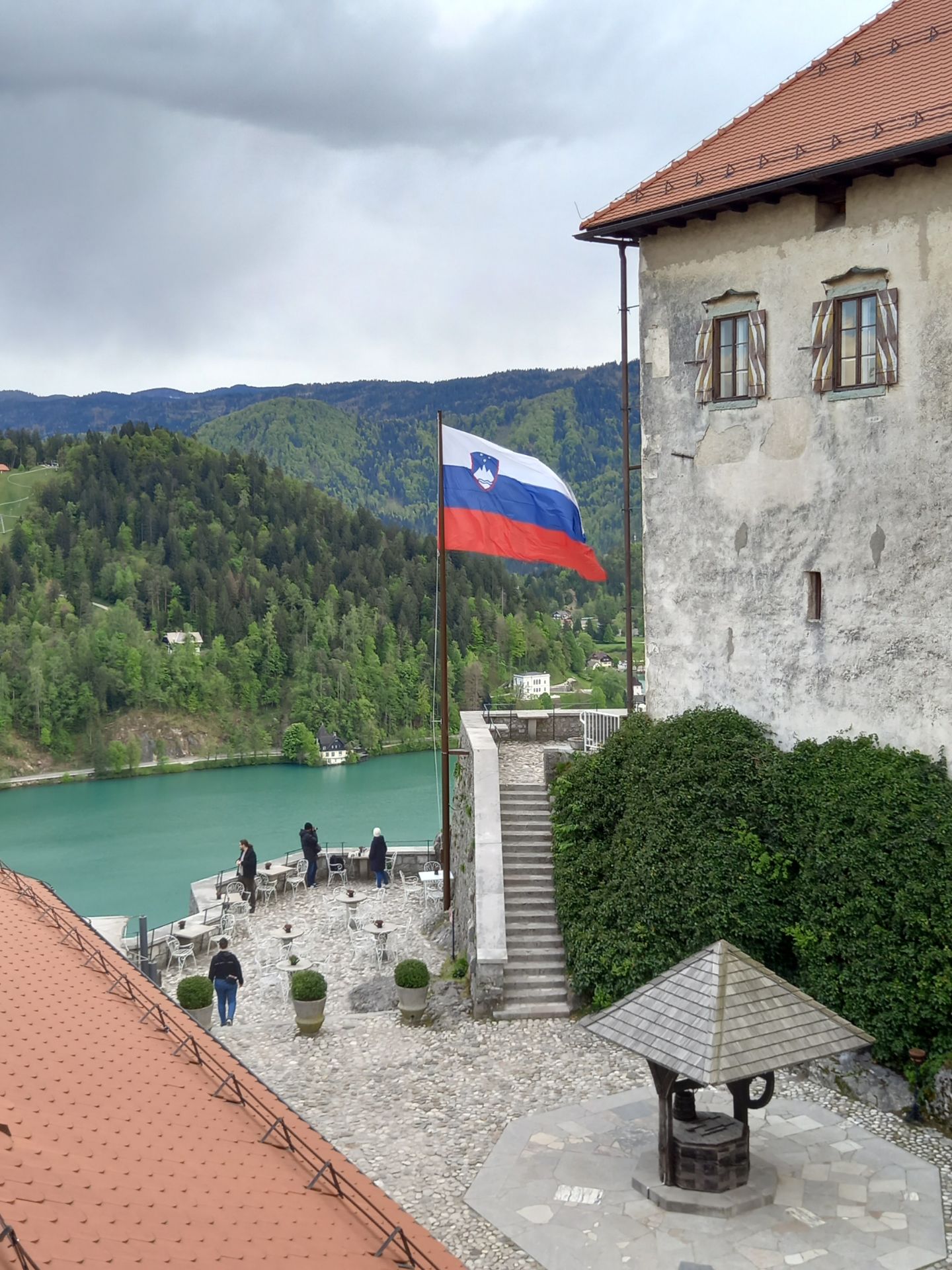 ปราสาทเบลด (Bled Castle): ชมวิวเทพนิยายเหนือทะเลสาบเบลดและเทือกเขาอันงดงาม