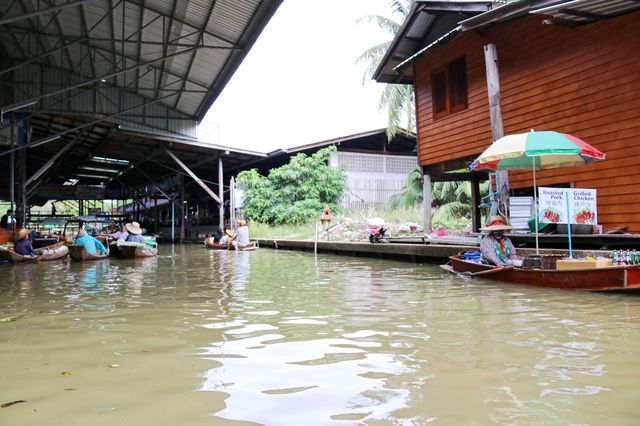 Dannoen Saduak, a must-see around Bangkok