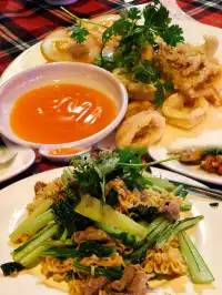 Come to Pham Ngu Lao Street for late-night snacks and experience Vietnam’s nightlife