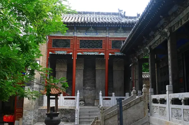 The Liao-Shan Shaanxi Guild Hall is located on the west bank of the canal in Liaocheng City, Shandong Province