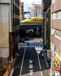 東京の都会の魅力：賑やかな街角の活気を感じよう！🏙️🇯🇵