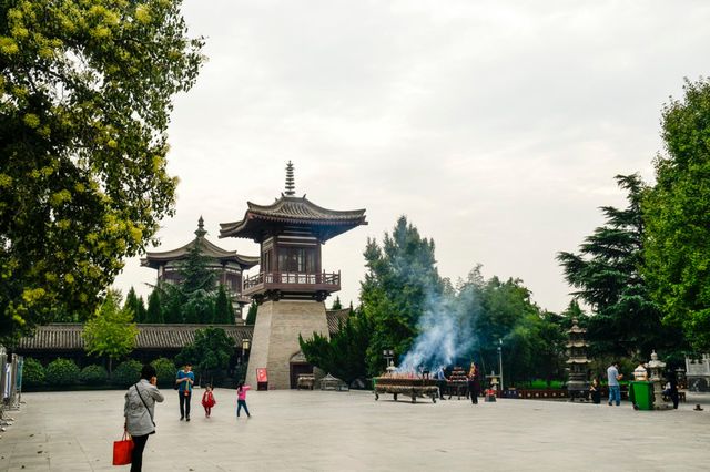 法門寺，又稱法雲寺，位於陝西省寶雞市扶風縣法門鎮，有“關中塔廟始祖之稱”