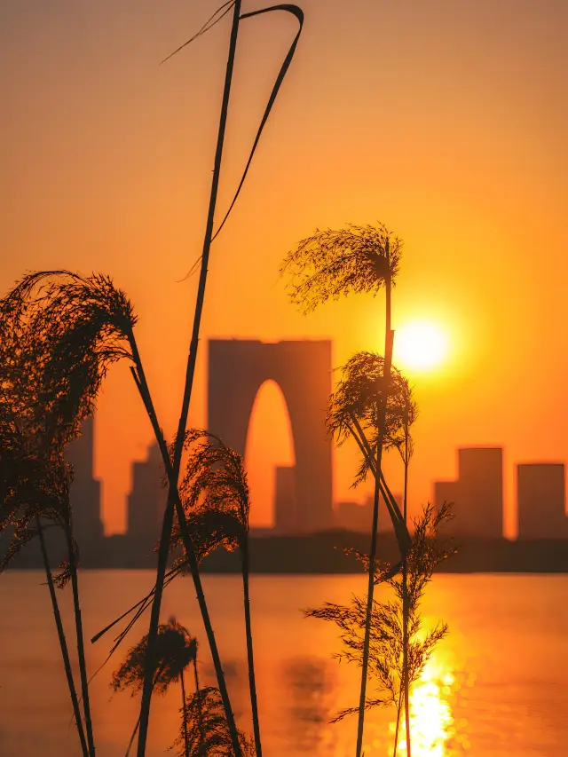 The sunset at Suzhou's Orange Sea is poised to become the next hot spot for photography