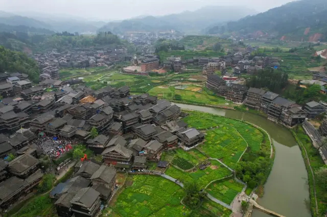 At the border of Guangxi and Guizhou lies a city with beautiful scenery, low cost of living, and simple local customs, making it both a delightful place to eat and to have fun