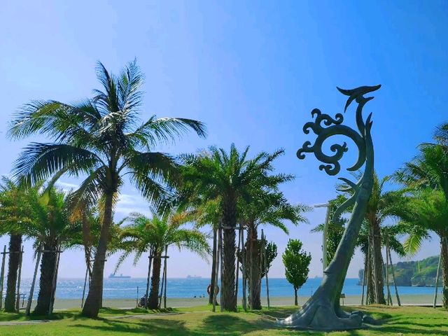 旗津島：樹影婆娑，海水清澈