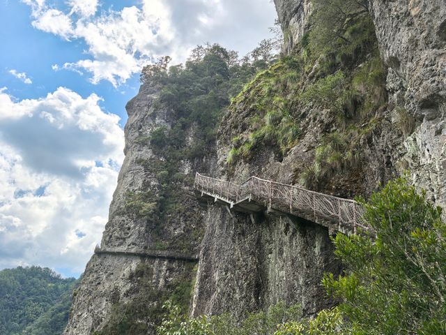 鴛鴦溪國家級風景名勝區位於屏南縣東北部,距離縣城30公里,處於屏南、周寧、政和三縣交界。總面積78.8平方公里。