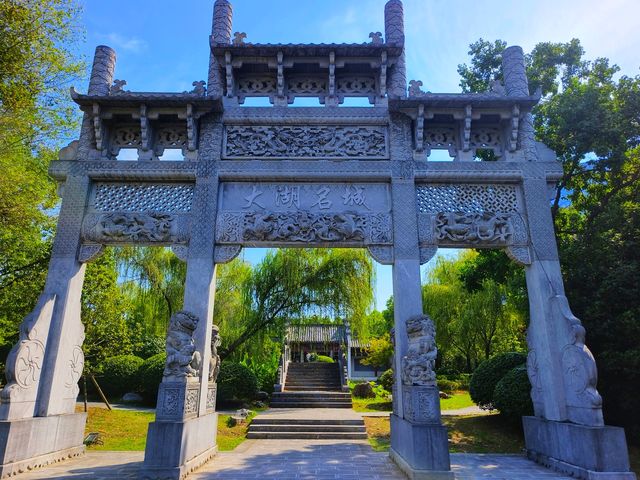 武漢園博園離漢口站頗近，有地鐵，但下車後要走一段路程。園博園頗大，需要收門票。如果純步行遊玩會略為耗費體力。