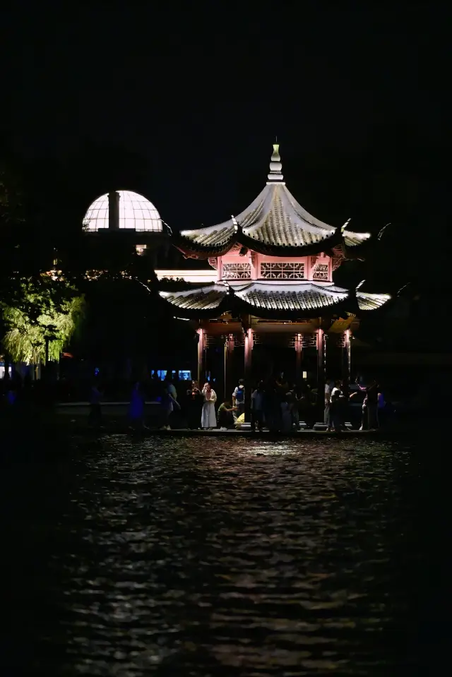 ล่องเรือชมทะเลสาบซีหูยามค่ำคืน