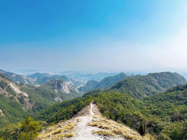 徒手攀爬峭壁，驚險刺激的飛龍山徒步。
