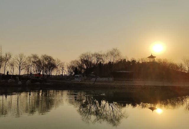 秋韻馬踏湖：金風玉露中的美食與盛景。