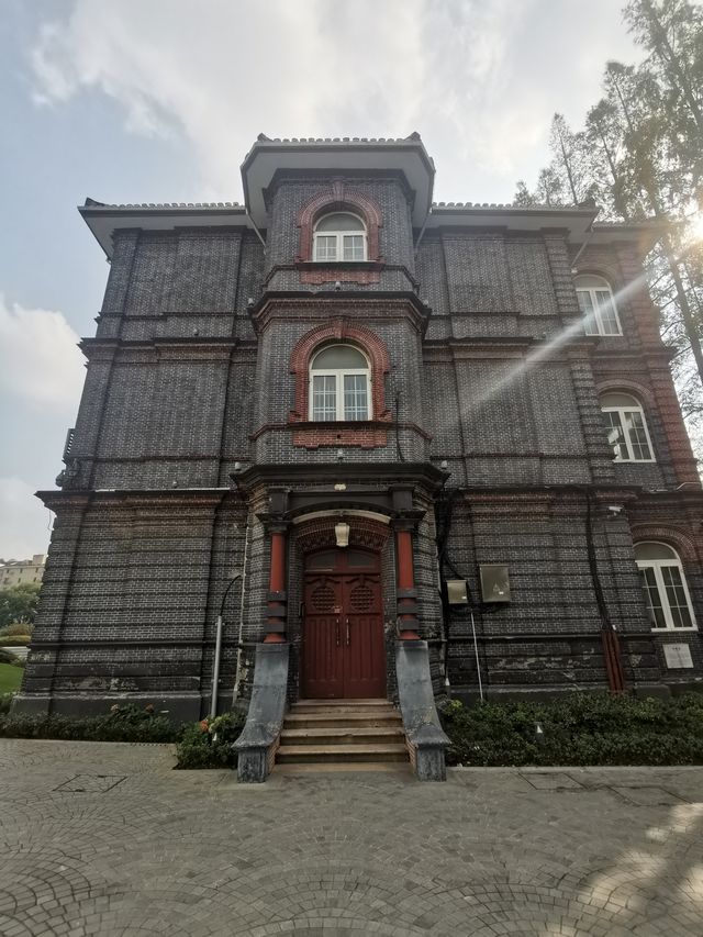 華東政法大學長寧校區。