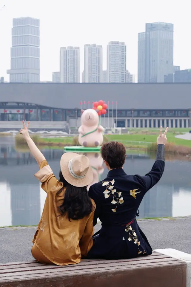 A giant capybara has appeared in Chengdu～～～