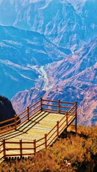 昭通有個奇特嘅地方，山巒景色秀麗，雲霞互相依偎