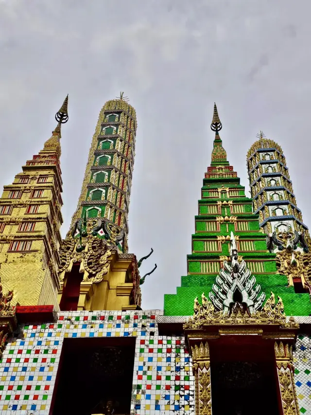 Wandering in Bangkok under the Sun - Wat Kamongkon and Chatuchak Market Tour