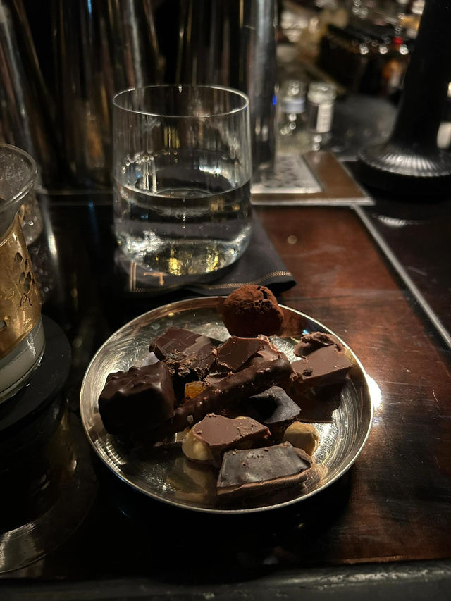 🍫香港瑰麗酒店DarkSide奇遇！獨自微醺竟收整盤巧克力，暖哭了～