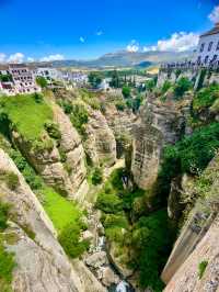 龍達（Ronda），呢座建喺懸崖上嘅白色小鎮
