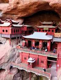 大金湖甘露懸空寺｜丹霞絕壁上的千年秘境