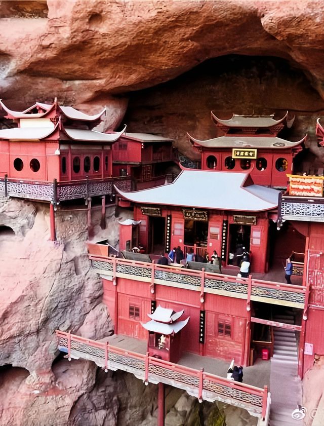 大金湖甘露懸空寺｜丹霞絕壁上的千年秘境
