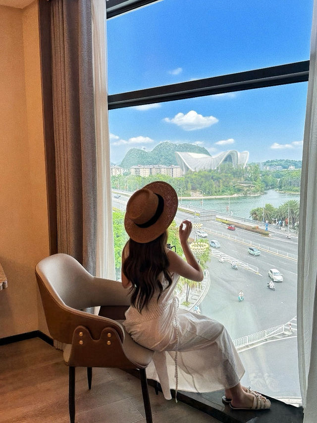 桂林漓江邊 二人躺睇江景！真係好靚....