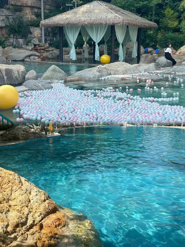 In the land of colorful clouds, Mile in Yunnan, there lies a fairyland-like hot spring resort—Huguang Banshan Hot Spring