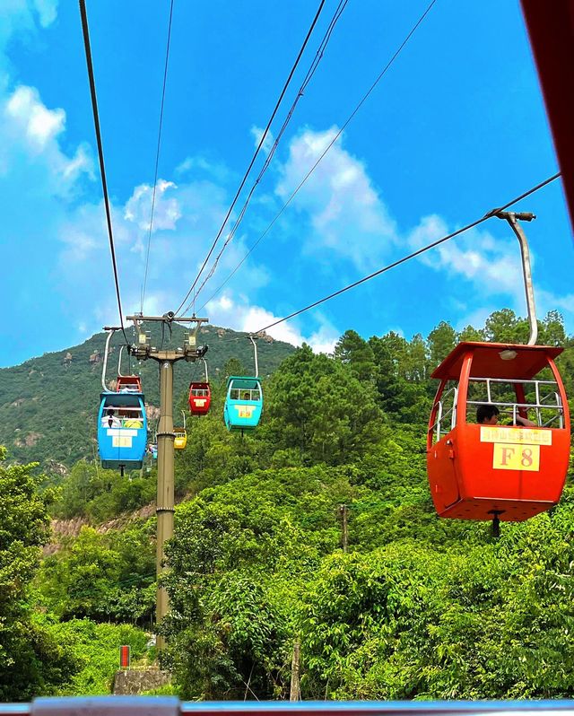 搭纜車登上財神山，玻璃橋懸掛於50米高空，腳下溫泉小鎮如翡翠散落