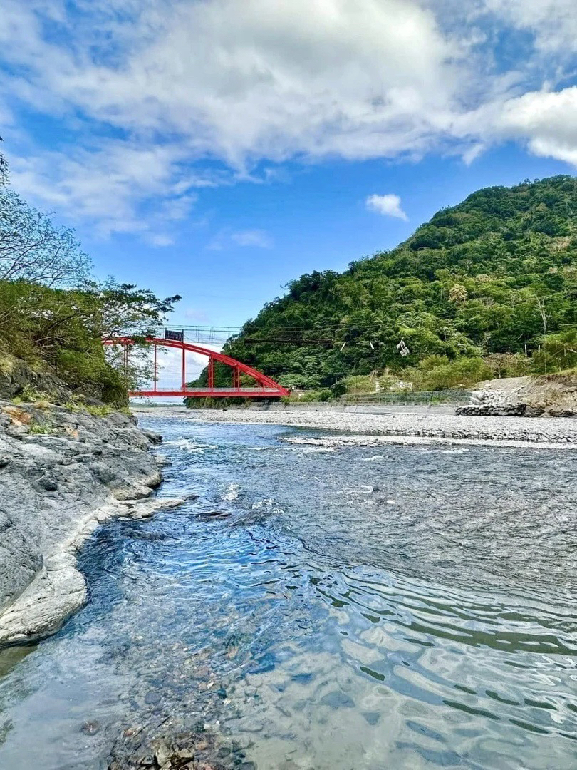 #台東綠島 
若說台東是一場慢旅行，那金崙就是途中最溫柔的停靠。這裡不像知本那樣熱鬧，反倒多了幾分樸實與遺世的靜好。從金崙車站走入村落，溫泉氣蒸騰在田野間，帶著海風的鹹味與泥土的溫度，一路指引旅人走進山谷深處的溫泉秘境。
我選了一家小小的溫泉旅宿，木造的浴池外望是一片綠意山林，泉水清澈柔滑，泡進水裡，彷彿整個身心都被山海擁抱。夜裡無聲，只有偶爾火車自橋下穿越，低鳴如夢。這是我在台東最難忘的片刻，不只因為泉水，而是這份安靜與真實，像是找回了某種遺失已久的節奏。