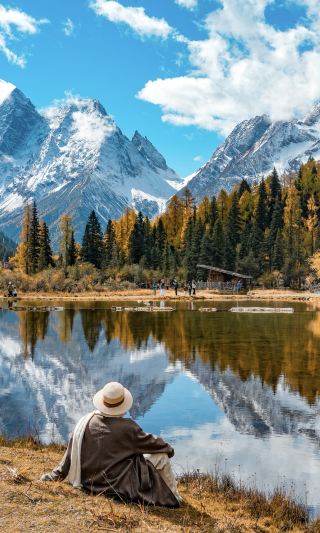 Not being a special forces soldier, sitting and watching the snow mountains at Siguniang Mountain in the golden autumn