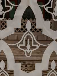 金與白交織好似異域世界