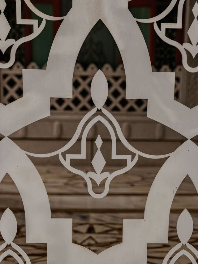 金與白交織好似異域世界 金與白交織好似異域世界