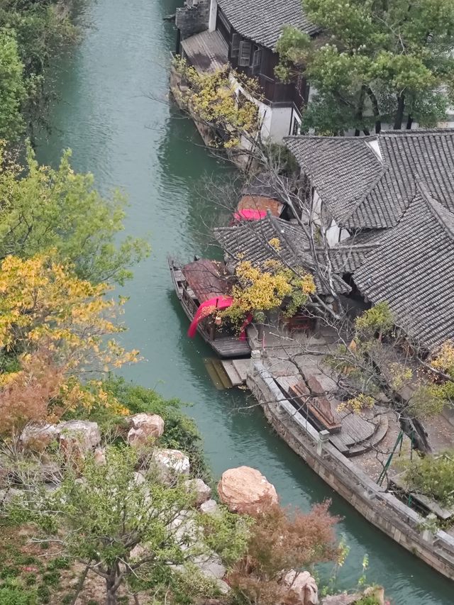 古鎮晨寐，塔上獨醒！