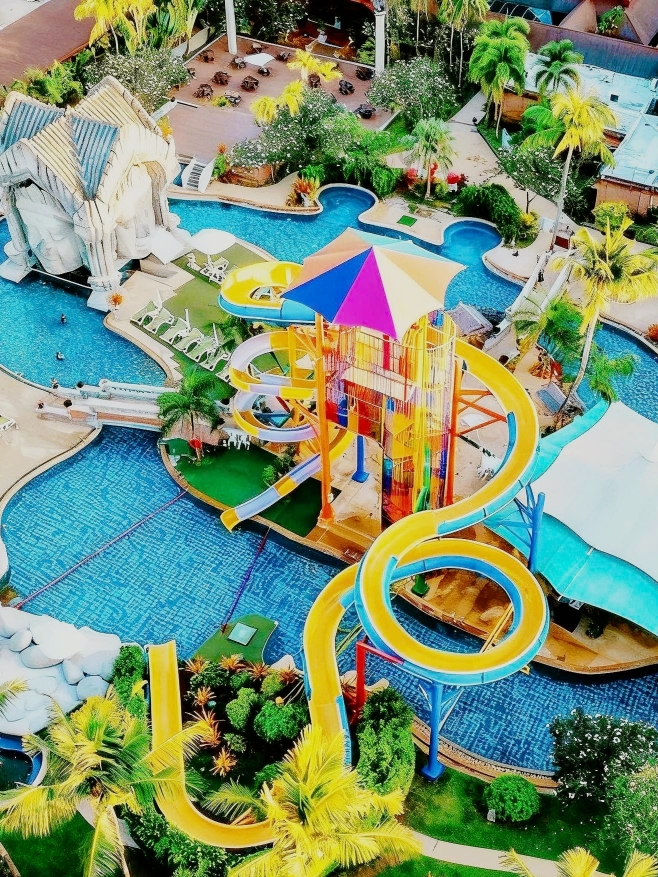 Just got back from Phuket with the kids, and this magical family-friendly hotel is my top pick! 💯 The kids went crazy on the water slides, and the beach is just a 3-minute walk away 🌊 The staff’s service is incredibly thoughtful 💖 Moms looking for an easy way to entertain their kids, save this spot now 🌟
📍Prime Location:
Right in the heart of Karon Beach! Just 3-5 minutes to the sandy shore 🏖️
- Massage shops 💆♀️
- Seafood restaurants 🦞
- 7-Eleven convenience store 🏪
- Bus stop 🚌
Everything you need is just a street away ✔️
💦 Fun Facilities:
✅ 5 outdoor water slides! Kids play until their legs go weak 🤣
✅ 2 huge swimming pools + 1 kids’ pool 👶
✅ Gorgeous sea view rooms + family rooms (two super wide beds!)
💝 Bonus Perks:
- Daily family activities 👨👩👦
- Free private beach chairs to lounge on ☀️
- Super rich buffet breakfast 🍳
- Staff love to entertain the little ones ❤️
🏠 Room Details:
Family rooms have two 1.5m beds side by side 👌
The view outside the window is a bit blurry, but the facilities are brand new ✨
Bath products are all baby-friendly 🧴
⚠️ Tips for traveling with kids:
1. Book a sea view room in advance
2. Bring sunscreen + float rings
3. Participating in the hotel’s family activities is totally worth it
In short! This is definitely the best hotel I’ve stayed at in Phuket for kids, no contest❗️If you want a laid-back way to entertain your kids, hurry and book 🚀